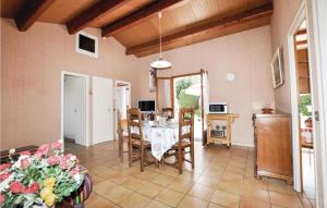 Maisons de vacances Two-Bedroom Holiday Home in Sainte Marie Plage : photos des chambres