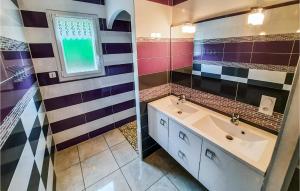 Maisons de vacances Two-Bedroom Holiday Home In St Michel Chef Chef : photos des chambres