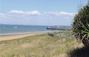 Maisons de vacances Two-Bedroom Holiday Home In St Michel Chef Chef : photos des chambres