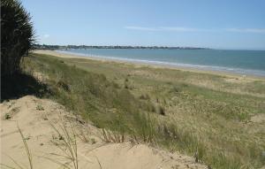 Maisons de vacances Two-Bedroom Holiday Home In St Michel Chef Chef : photos des chambres