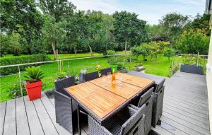 Maisons de vacances Two-Bedroom Holiday Home In St Michel Chef Chef : photos des chambres