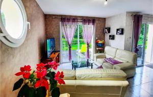 Maisons de vacances Two-Bedroom Holiday Home In St Michel Chef Chef : photos des chambres