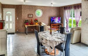 Maisons de vacances Two-Bedroom Holiday Home In St Michel Chef Chef : photos des chambres