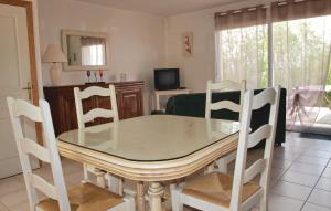 Maisons de vacances Awesome home in Plestin les Greves with 2 Bedrooms and WiFi : photos des chambres
