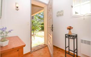 Maisons de vacances Beautiful home in Entrechaux with 1 Bedrooms and WiFi : photos des chambres