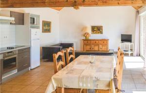 Maisons de vacances Amazing home in Roisel with 2 Bedrooms and WiFi : photos des chambres