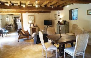 Maisons de vacances Nice home in RUFFEY LES BEAUNE with 2 Bedrooms and WiFi : photos des chambres