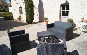 Maisons de vacances 2 Bedroom Cozy Home In Ruffey Les Beaune : photos des chambres