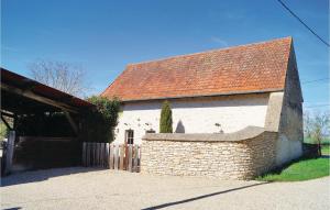 Maisons de vacances Nice home in RUFFEY LES BEAUNE with 2 Bedrooms and WiFi : photos des chambres