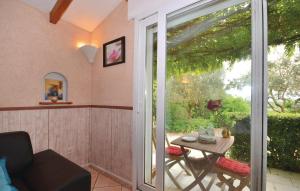 Maisons de vacances Amazing home in Sarrians with 1 Bedrooms, WiFi and Outdoor swimming pool : Maison de Vacances 1 Chambre