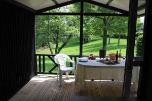 Campings Camping Les Feuilles Chauffailles : photos des chambres