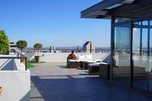 100MB Apt with Rooftop & Swimming Pool