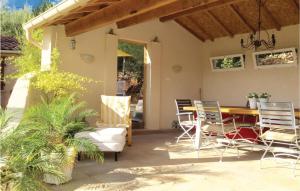 Maisons de vacances Nice home in Pierrerue with 2 Bedrooms, WiFi and Outdoor swimming pool : photos des chambres