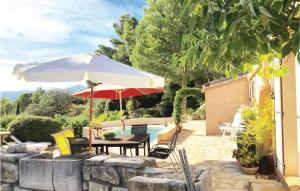 Maisons de vacances Nice home in Pierrerue with 2 Bedrooms, WiFi and Outdoor swimming pool : photos des chambres