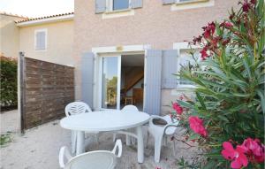 Maisons de vacances Stunning home in Calvisson with 2 Bedrooms and Outdoor swimming pool : photos des chambres