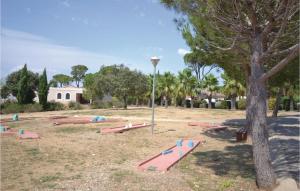 Maisons de vacances Nice Home In Calvisson With Outdoor Swimming Pool : photos des chambres