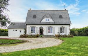 Maisons de vacances Stunning home in Surville with 5 Bedrooms and WiFi : photos des chambres