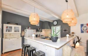 Maisons de vacances 4 Bedroom Awesome Home In Narbonne : photos des chambres