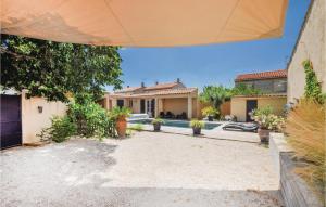 Maisons de vacances Nice home in Narbonne with 4 Bedrooms, Internet and Outdoor swimming pool : photos des chambres