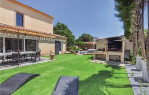 Maisons de vacances Nice home in Narbonne with 4 Bedrooms, Internet and Outdoor swimming pool : photos des chambres