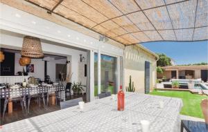 Maisons de vacances Nice home in Narbonne with 4 Bedrooms, Internet and Outdoor swimming pool : photos des chambres