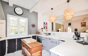 Maisons de vacances 4 Bedroom Awesome Home In Narbonne : photos des chambres