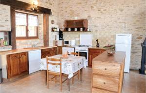 Maisons de vacances Amazing home in Sarrazac with 3 Bedrooms, WiFi and Outdoor swimming pool : photos des chambres