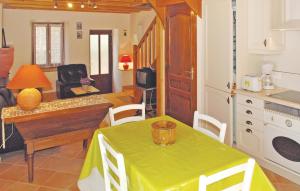 Maisons de vacances Two-Bedroom Holiday Home in St. Fortunat s Eyrieux : photos des chambres