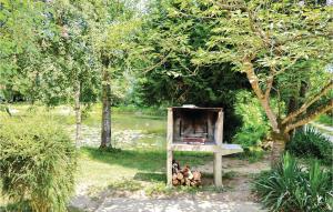 Maisons de vacances 2 Bedroom Nice Home In Athis : photos des chambres