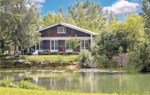 Maisons de vacances 2 Bedroom Nice Home In Athis : photos des chambres