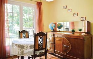 Maisons de vacances 2 Bedroom Nice Home In Athis : photos des chambres