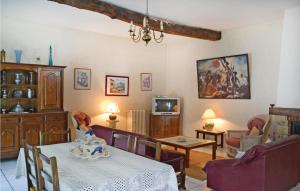 Maisons de vacances Amazing Home In Ladornac With Kitchen : photos des chambres
