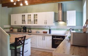 Maisons de vacances 3 Bedroom Cozy Home In Trezeny : photos des chambres