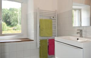 Maisons de vacances 3 Bedroom Cozy Home In Trezeny : photos des chambres
