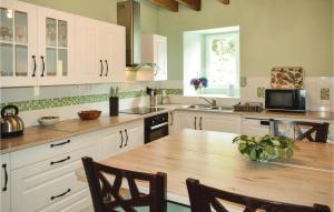 Maisons de vacances 3 Bedroom Cozy Home In Trezeny : photos des chambres