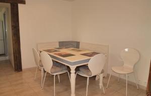 Maisons de vacances Holiday Home Mantallot With Fireplace I : photos des chambres
