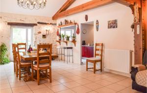 Maisons de vacances 3 Bedroom Gorgeous Home In Gondrin : photos des chambres
