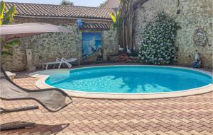 Maisons de vacances Awesome Home In Gondrin With 3 Bedrooms, Private Swimming Pool And Outdoor Swimming Pool : photos des chambres