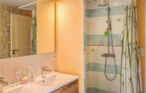 Maisons de vacances 3 Bedroom Gorgeous Home In Gondrin : photos des chambres