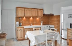 Maisons de vacances 3 Bedroom Lovely Home In Penvenan : photos des chambres