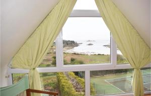 Maisons de vacances 3 Bedroom Lovely Home In Penvenan : photos des chambres