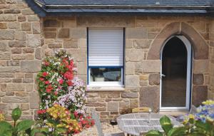 Maisons de vacances 3 Bedroom Lovely Home In Penvenan : photos des chambres