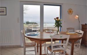Maisons de vacances 3 Bedroom Lovely Home In Penvenan : photos des chambres