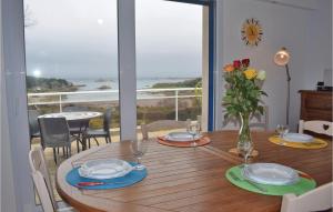 Maisons de vacances 3 Bedroom Lovely Home In Penvenan : photos des chambres