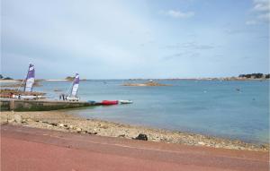 Maisons de vacances 3 Bedroom Lovely Home In Penvenan : photos des chambres