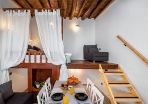 Lotza Traditional House Salakos