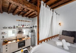 Lotza Traditional House Salakos