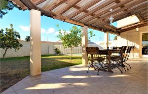 Maisons de vacances Cozy Home In Vauvert With Wifi : photos des chambres