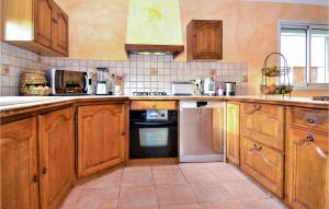 Maisons de vacances Cozy Home In Vauvert With Wifi : photos des chambres