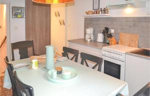Maisons de vacances 2 Bedroom Nice Home In Saint-gervais-sur-mare : photos des chambres